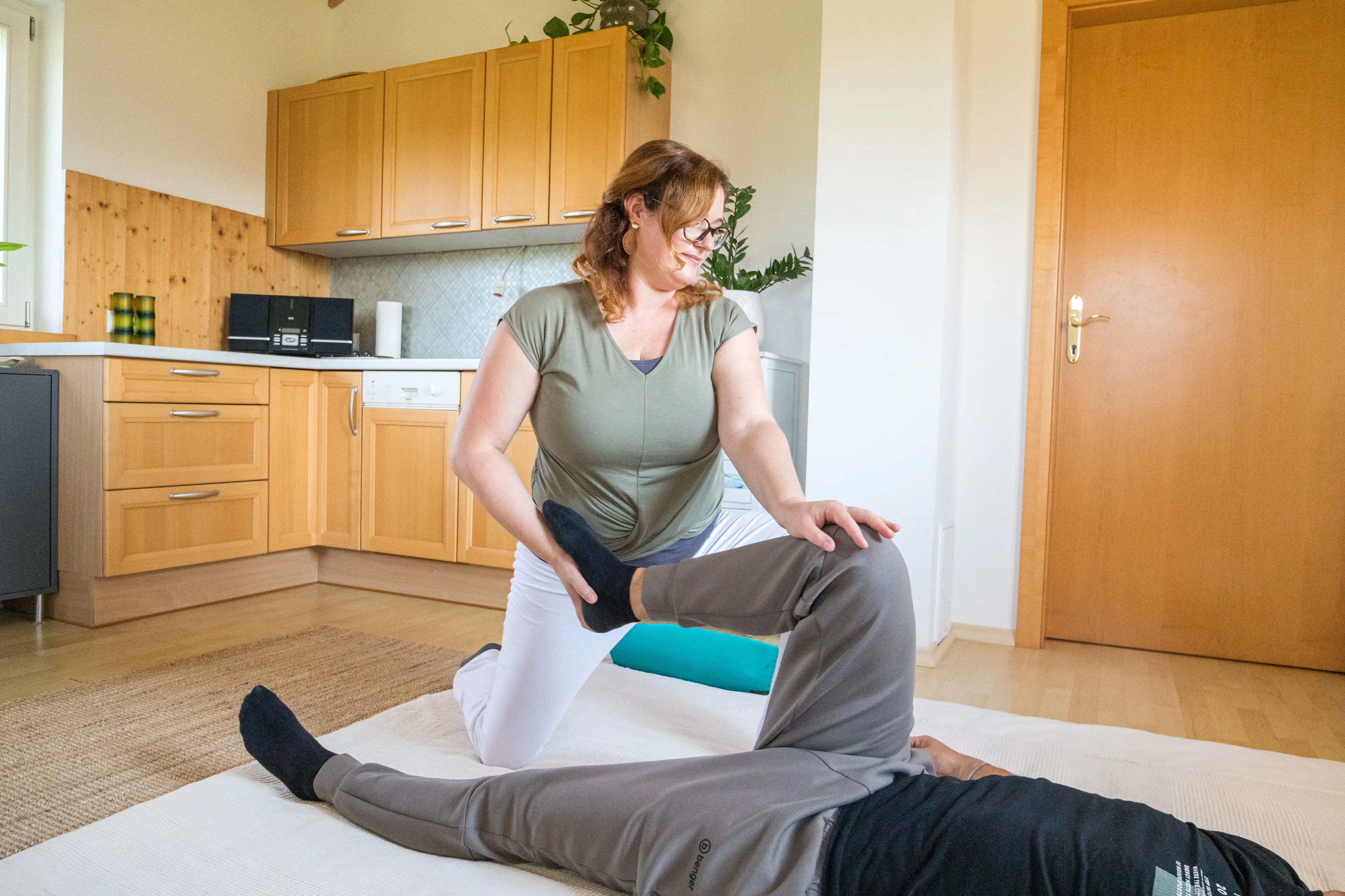 Miriam bei der Shiatsu-Behandlung einer Frau