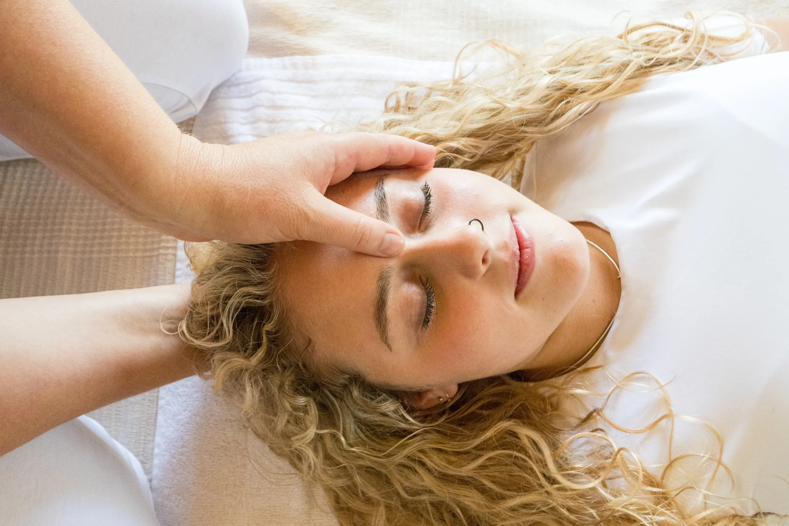 Miriam bei der Shiatsu-Behandlung einer Frau