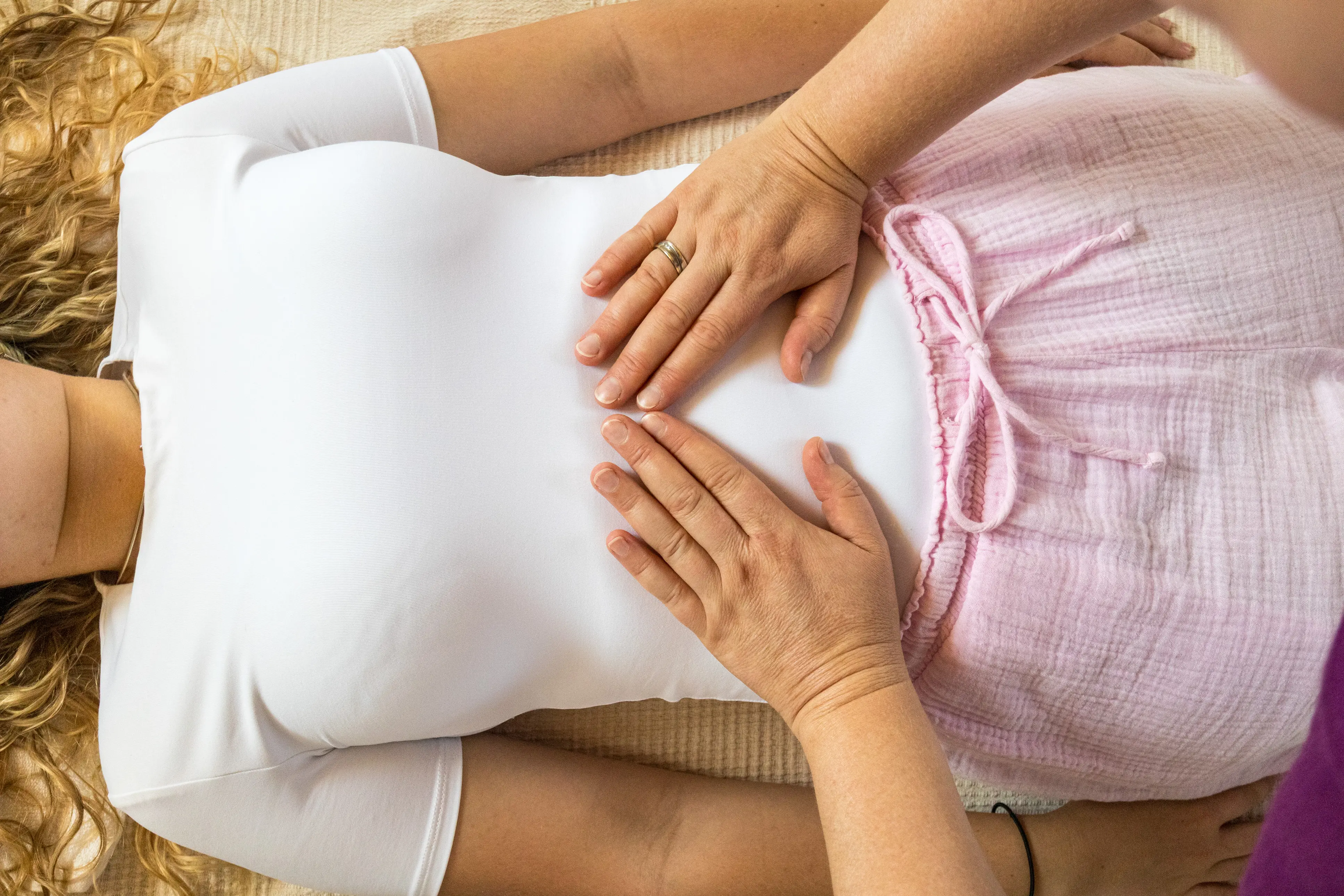 Miriam bei der Shiatsu-Behandlung einer Frau