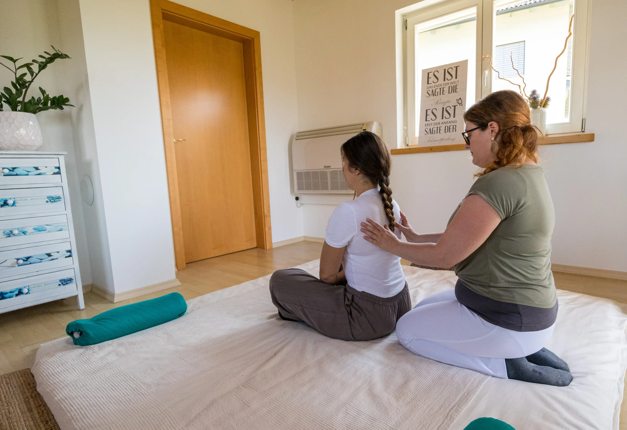 Miriam bei der Shiatsu-Behandlung einer Frau