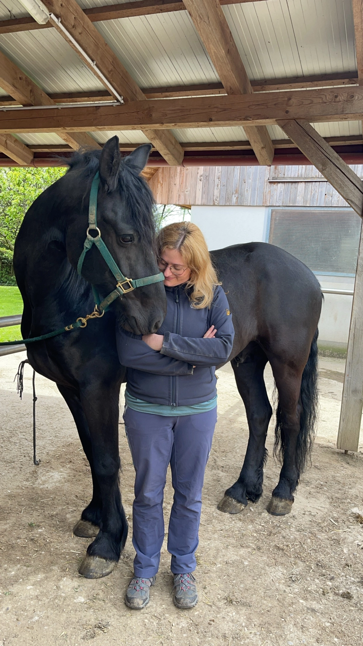 Miriam mit einem schwarzen Pferd